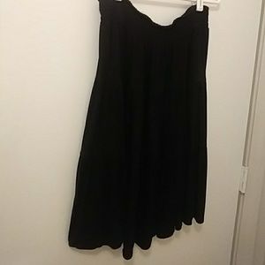 Skirt with elastic waste band.